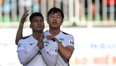 Văn Thanh cầu nguyện cho sức khỏe của bố sau khi ghi bàn trong trận gặp Quảng Nam
