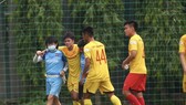 Tiền đạo Lê Minh Bình bị chấn thương trong trận đấu tập. Ảnh: MINH HOÀNG 