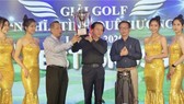 Ông Nguyễn Quốc Dũng (trái), trưởng BTC và nhà báo Nguyễn Quang Thông, Tổng biên tập Báo Thanh Niên(phải) cùng trao giài Best Gross