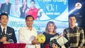 Ông Hà Văn Tự, đại diện WorldSteel cùng những người bạn tham gia đêm nhạc "Miền Trung ơi"