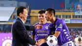 Bầu Hiển chào mừng các cầu thủ Hà Nội FC đoạt danh hiệu cao tại cuộc bầu chọn Quả bóng vàng Việt Nam 2019