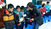 Đại diện SV League trao quà cho các em học sinh tại Huế