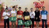 Ban tổ chức cùng nhà tài trợ trao thưởng cho các tác giả đoạt giải