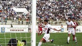 Kiatisak đối đầu thủ môn Trần Minh Quang trong trận đấu đầu tiên giữa hai đội kể từ khi HAGL thăng hạng năm 2003. Ảnh: QUỐC CƯỜNG 