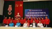 Lãnh đạo VFF, các giảng viên cùng trọng tài tham gia khóa kiểm tra cùng chụp ảnh lưu niệm