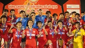 Niềm vui của U19 PVF khi bảo vệ thành công ngôi vô địch. Ảnh: DŨNG PHƯƠNG