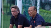 Ông Troussier trong một lần gặp gỡ HLV Park Hang-seo. Ảnh: Mỹ Linh/PVF
