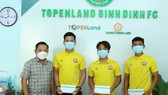 Đại diện lãnh đạo CLB Topenland Bình Định gặp gỡ các cầu thủ của CLB trước khi ra Hà Nội hội quân