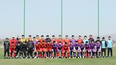HLV Park Hang-seo chia thành hai đội hình với trang phục áo đỏ và áo tím