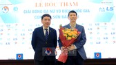Ông Lê Hoài Anh trao tặng hoa đến ông Bùi Đình Tế, Chủ tịch HĐTV Công ty Thái Sơn Bắc