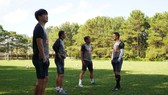 Ông Kim Tae Min (bìa trái) khi còn làm trợ lý HLV Kiatisak