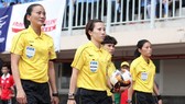Trọng tài Bùi Thị Thu Trang (cầm bóng ở giữa) và trợ lý trọng tài Trương Thị Lệ Trinh (đầu tiên bên trái)