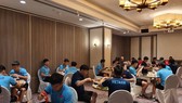 Do tình hình dịch Covid-19 nên BTC đã không bố trí ăn buffet mà thức ăn được dưa lên bàn ăn. Đội tuyển Vệt Nam đã cho 3 cầu thủ/bàn ăn để tạo sự thoải mái