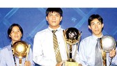 Thủ môn Võ Văn Hạnh cùng Đỗ Khải, Lưu Ngọc Mai ở đêm Gala trao Giải Quả bóng Vàng Việt Nam 2001. Ảnh: HOÀNG HÙNG