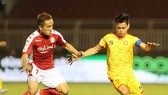 Thủ quân Hoàng Đình Tùng (Thanh Hóa) trong cuộc so tài với CLB TPHCM