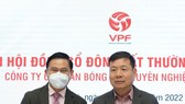 Chủ tịch VPF Trần Anh Tú tặng hoa chúc mừng ông Bùi Xuân Hòa
