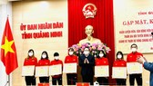 Lãnh đạo UBND tỉnh Quảng Ninh trao thưởng cho các thành viên ĐTVN thuộc biên chế đội nữ Than KSVN