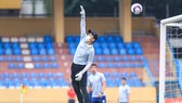 Thiếu thủ môn, trợ lý Nguyễn Thế Anh phải mang găng ra sân tập cùng CLB Hà Nội trong những ngày qua. Ảnh: HNFC