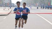 Nguyễn Trung Cường (266) và Lê Tiến Long tại đích đến 10km nam hệ tuyển. Ảnh: DƯ HẢI