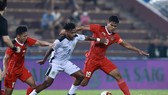 U23 Myanmar (áo đỏ) tạm dẫn đầu bảng A. Ảnh: DŨNG PHƯƠNG