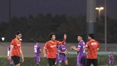 Thầy trò đội U23 Việt Nam trên sân tập tối 25-5