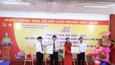 Ông Lê Thanh Toàn – Phó Chủ tịch UBND Thành phố Thủ Dầu Một trao Bằng công nhận trường Mầm non đạt chuẩn Quốc gia mức độ 2 của UBND tỉnh Bình Dương