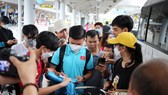 Rất đông người hâm mộ đã có mặt tại sân bay Tân Sơn Nhất để chờ, xin chữ ký cùng các tuyển thủ. Ảnh: Anh Khoa