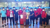 diện LĐBĐ Việt Nam đã đón, trao tặng hoa chúc mừng các thành viên của nhóm đầu tiên về nước. Ảnh: Tô An