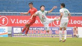 Bình Phước (áo đỏ) trắng tay trong trận tiếp đón Phù Đổng. Ảnh: DŨNG PHƯƠNG