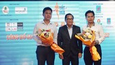 Ban tổ chức giải tặng hoa cám ơn các nhà tài trợ