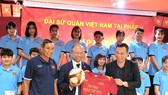 Quyền Chủ tịch VFF Trần Quốc Tuấn đã tặng Đại sứ Đinh Toàn Thắng chiếc áo và bóng có in tên VCK World Cup nữ 2023