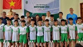 17 cầu thủ trúng tuyển chụp hình kỷ niệm cùng Ban tuyển chọn và lãnh đạo Công ty Nutifood