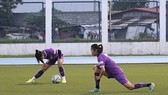 Các cầu thủ Việt Nam làm quen với mặt sân cỏ nhân tạo