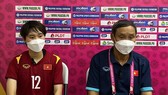 HLV Mai Đức Chung và tiền đạo Hải Yến tại buổi họp báo sau trận đấu