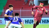 Lynch đã gặp nhiều khó khăn trước sự đeo bám của các hậu vệ trẻ Đà Nẵng