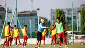 Thầy trò đội U20 Việt Nam trên sân tập