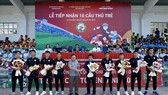 Lãnh đạo công ty Bình Định Sport trao hoa chúc mừng 10 cầu thủ trẻ chính thức gia nhập đội Topenland Bình Định. Ảnh: DŨNG PHƯƠNG