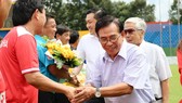 Lãnh đạo LĐBĐ Bình Dương bắt tay chào mừng các đội về họp mặt