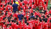 Hồ Tấn Tài cùng các cầu thủ nhí ở "Ngày hội bóng đá Passion Day 2022"