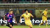 Văn Triền nỗ lực tranh bóng cùng Công Phượng. Ảnh: ANH TIẾN