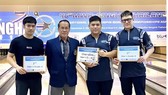 Lê Lâm Tùng (thứ 2 bên trái) và Lê Minh Đức (trái) giành HCV và HCĐ bảng A