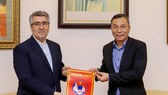 Q.Chủ tịch VFF Trần Quốc Tuấn trao tặng cờ lưu niệm đến Đại sứ Ali Akbar Nazari