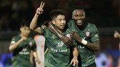 Lee Nguyễn và Hoàng Vũ Samson, tác giả 2/3 bàn thắng cho CLB TPHCM. Ảnh: DŨNG PHƯƠNG