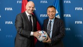Chủ tịch FIFA Gianni Infantino và tân chủ tịch VFF Trần Quốc Tuấn trong lần gặp gỡ gần đây