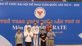 Ông Cao Văn Chóng thay mặt Lãnh đạo tỉnh Bình Dương thưởng nóng VĐV Nguyễn Thanh Duy 10 triệu đồng