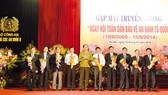 Chủ tịch hđqt và Tổng Giám đốc Vietcombank vinh dự nhận Kỷ niệm chương Bảo vệ an ninh tổ quốc