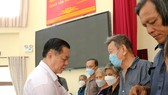 Đồng chí Nguyễn Trọng Nghĩa tặng quà tình nghĩa các gia đình chính sách