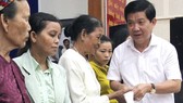 Thứ trưởng Bộ Công An Nguyễn Văn Sơn, thành viên BCH Hội đồng hương huyện Hòa Vang trao quà hỗ trợ cho người huyện Hòa Vang