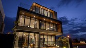 Thiết kế kiến trúc của ngôi nhà ưu tiên dành toàn bộ view xanh thơ mộng cho cảnh sông vào ban ngày và phần lighting tuyệt hảo vào ban đêm
