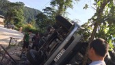 Lật xe đầu kéo trên đèo Lò Xo, 3 người bị thương nặng